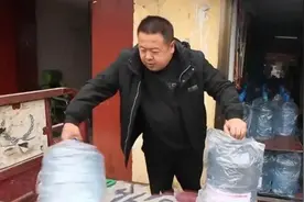 送水工购彩中了1001万！彩票店老板表哥冒领奖金后，火速在海南买房、离婚……图片