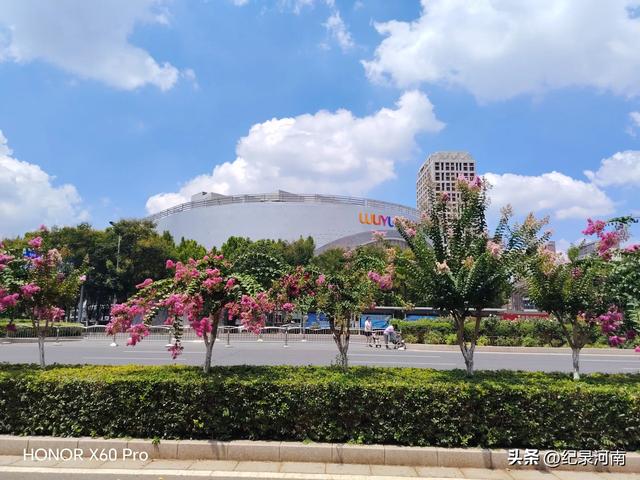 信华建国酒店和新城吾悦广场，如同商丘市中心城区的两颗璀璨明星