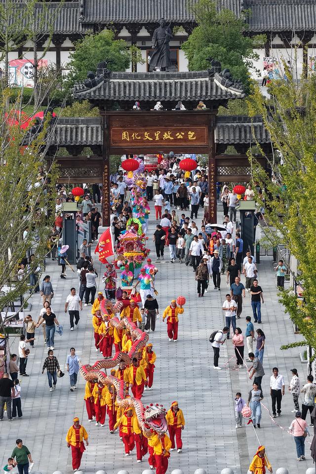 舞“洋蛇灯” 庆“双节”