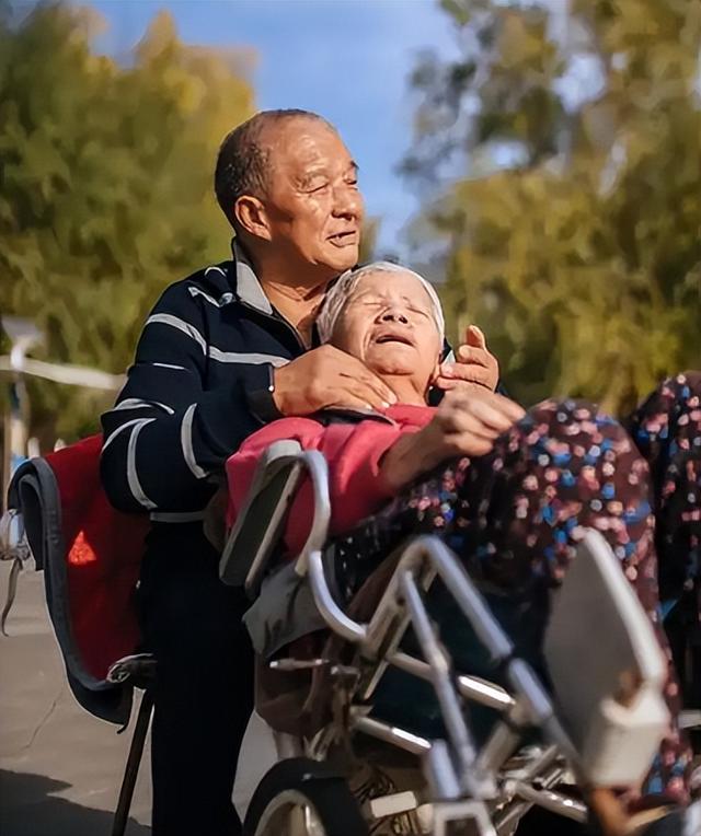 中国将迎来死亡高峰？22年去世1041万人，23年1110万，去年多少？