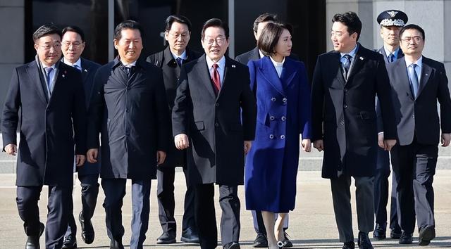 李在明启程离京，临走前对华改口	，一个时代告终，高市忽喊话中国