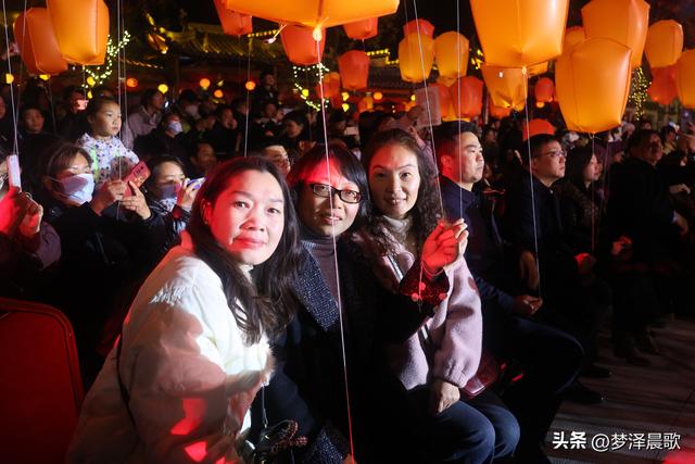 湖北：祥云湾庆典燃爆文旅圈 三喜临门夜 千人天灯点亮浪漫星河‌