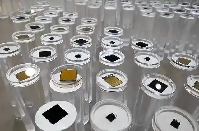 中日贸易战将至？麻生太郎定调，高市拟下禁令，中方先行出手反制