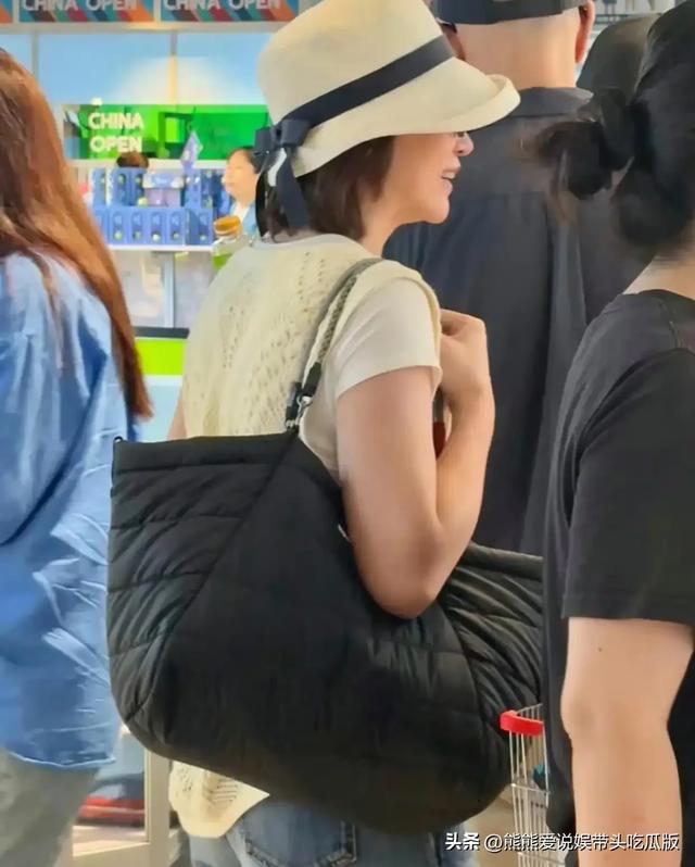 52岁董卿现身北京逛超市，穿着一年前的旧衣服，身材苗条状态超好