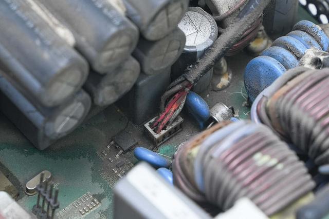重达18斤的大块头，内部全是灰，麦格米特15kW充电模块拆解