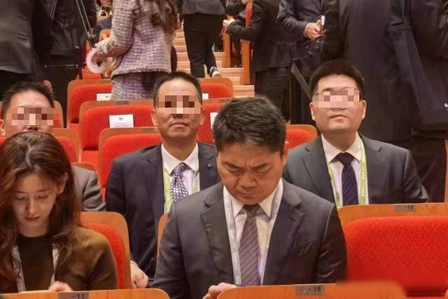 刘强东自嘲老婆面前没自信，夫妻同框零交流？十年远征路留下什么