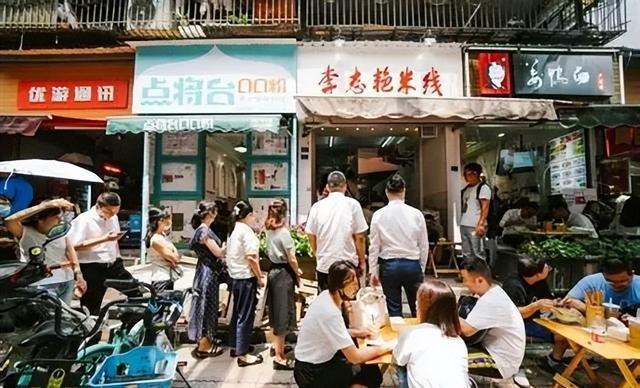 不要预制要现炒，年轻人逃离高端餐饮，吃爆“苍蝇馆子”