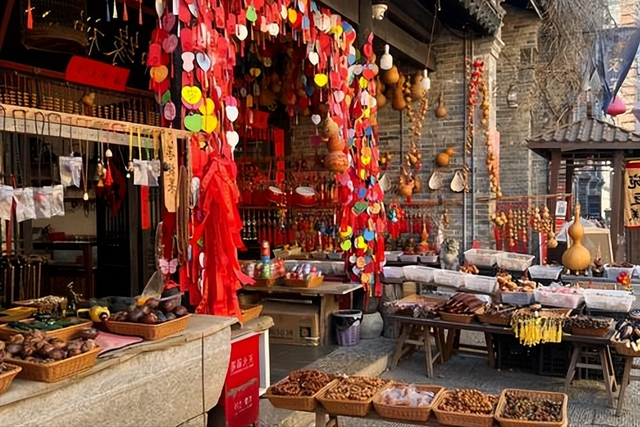 淀粉肠、汉服店、网红路牌，古镇三件套背后，藏着有钱但不多的痛