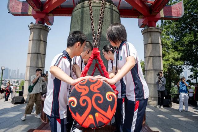 武汉文旅集团“超级文旅日”｜“七夕”版黄鹤楼上线