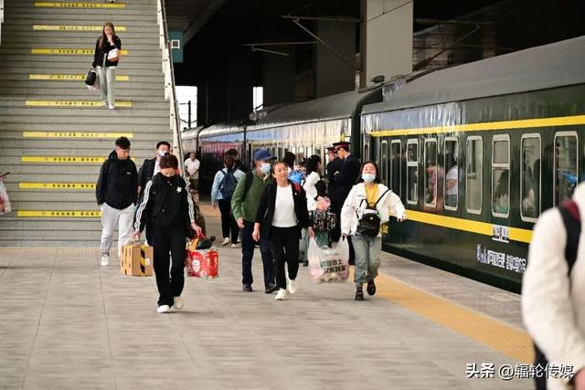 开往春天的普铁丨一路繁花相伴，品牌与春光同行