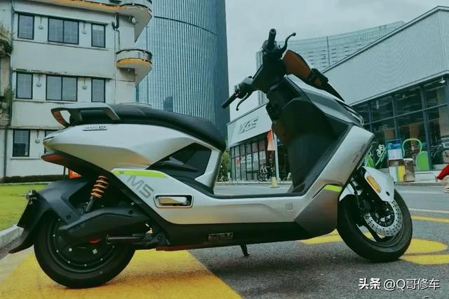 同样是九号的高端电动车，新亮相的M5车型对比E300，配置怎么样