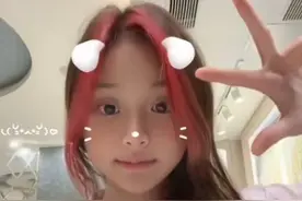 李小璐女儿和同学同框，甜馨染红色刘海个性十足，11岁审美超前图片