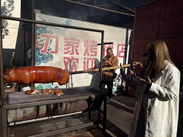 【外眼看云南】美食与乡村新景：缅甸顶流博主夫妇的陇川惊喜之旅