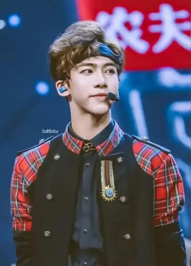 玩腻了？26岁知名男星控诉，被女富婆“变态控制”6年，逼他结扎