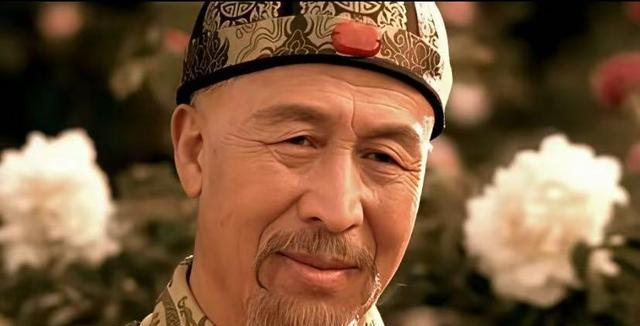 千古妙联，乾隆出上联：鼠无大小皆称老	，太监对出下联免除了死罪