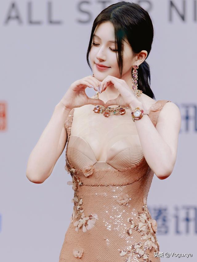 赵露思红毯压轴