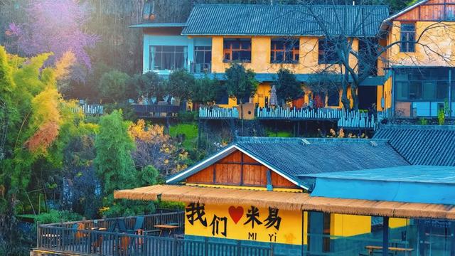 成都双子塔巨幕喊你赴约:“天气凉了,去米易吧!”