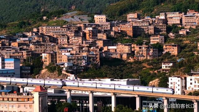 重庆藏着个“里约热内卢”，走进里面，发现我闯进了8D迷宫村