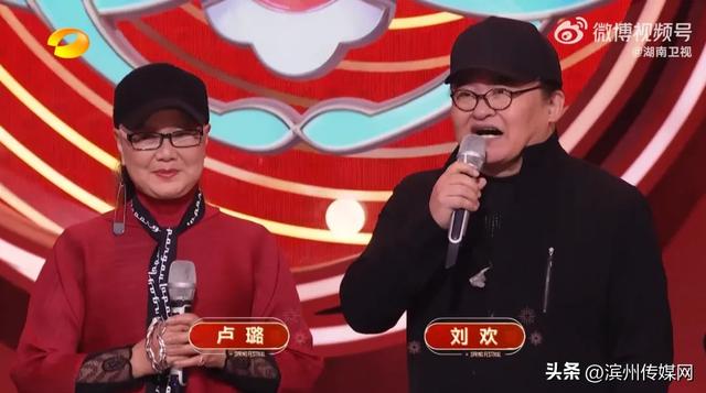 刘欢33岁女儿结婚，婚礼现场画面流出，一头红发笑容灿烂；此前刘欢曾带女儿走红毯