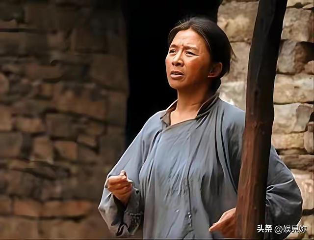 66岁迟蓬的胸火了！这算道德绑架吗？说是称赞演技，但方式太下作