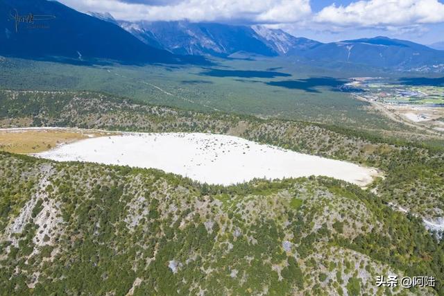 航拍玉龙雪山的秘境牛奶湖,目前还未开发,徒步需要管委会批准