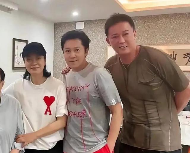 北京聚会：蔡国庆时髦董文华显老，都败给豪门守寡的毛阿敏