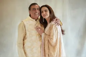 印度首富迎来结婚40年，太太“下嫁”却有了宝石人生，全钻表耀眼图片