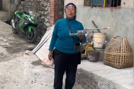 老太捡无人机要800后续！警察介入，仍不归还，网友：本地人都讹图片