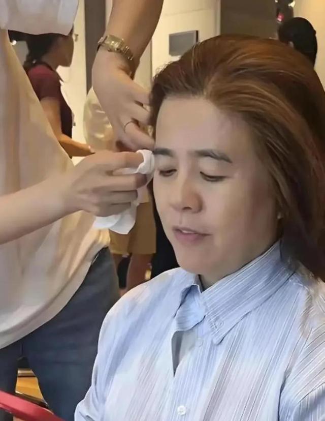 金龟子把几十年锅盖头发型换了，变成女人味十足的黄短发