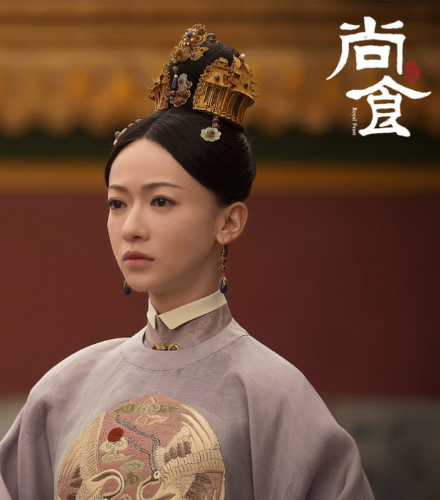 于正爆吴谨言原定为某部大电影女主角，封闭式训练数月后被知名女星介入换角，半年薪资仅5000元
