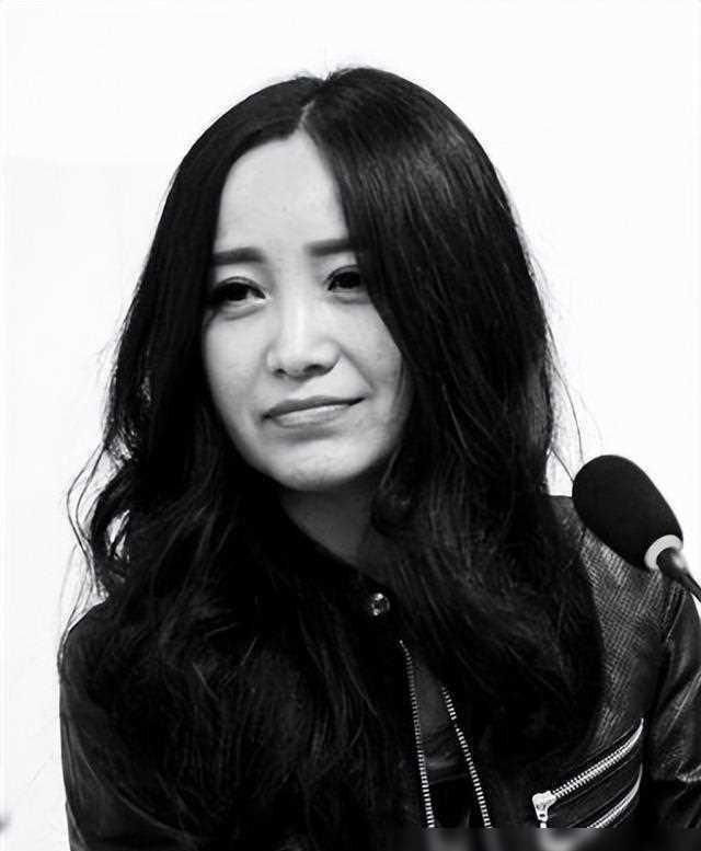 她连上4次春晚，和恩师同居怀孕，被骗流产，如今51岁依然单身