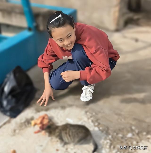 没钱还硬装？宁夏一笑成名拒绝百万签约的小女孩，现在成了这样