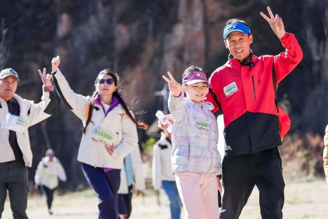 运动小玩家登顶冬奥山巅！京城秋岭，不负少年！
