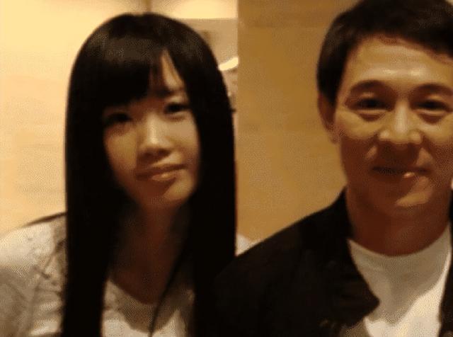 同是李连杰的基因，黄秋燕的女儿和利智的女儿差距太大，令人唏嘘