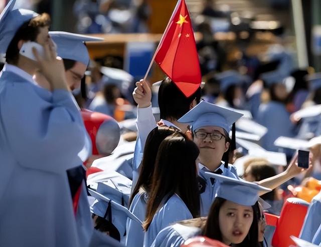 中国精英为何怕中国赢？专家：一旦中国科技追上，那张绿卡就贬值