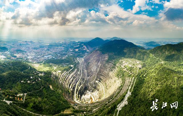 “亚洲第一天坑”焕新颜：废矿坑变身4A景区，年吸客80万人次
