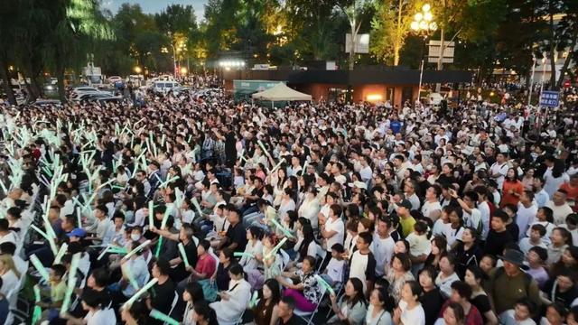 音浪全开，乐动春城！音乐盛宴点燃初秋之夜！