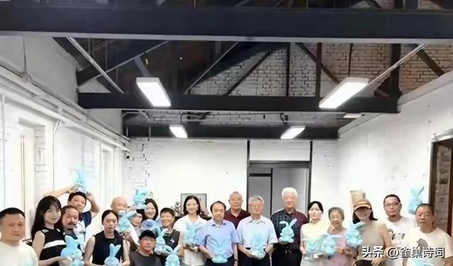 宋祖英，私下聚会照流出，穿棉麻衣留短发，印象被完全颠覆呢