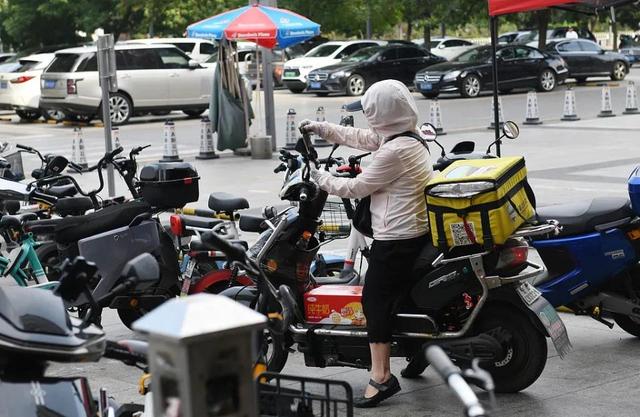 经济增速变缓，曾月入2万高管后改行送外卖，女骑手开始越来越多
