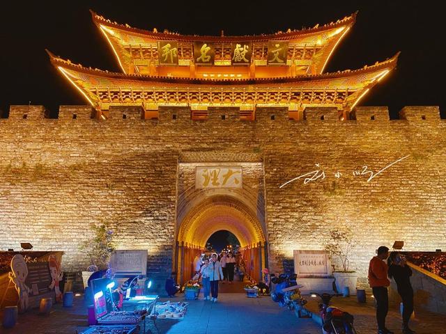 夜幕下的大理古城：满街地摊到底是“特色”，还是“煞风景”？