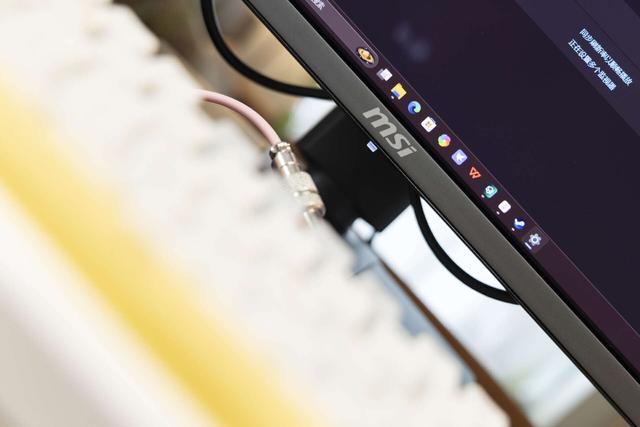 游戏玩家的顶级享受，微星电竞显示器MAG 272UP QD-OLED X24流光