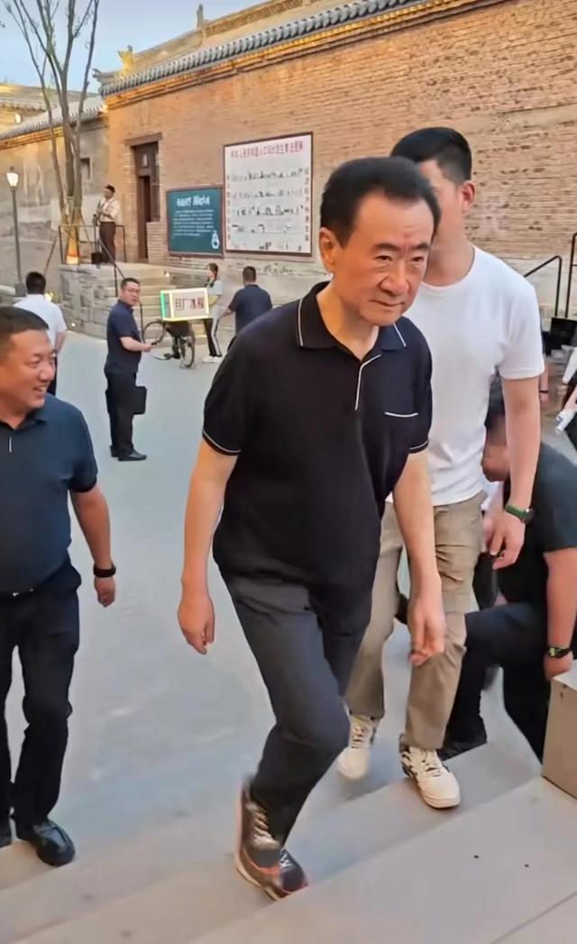 71岁王健林现身新疆，近照瘦成皮包骨，王思聪却换女友纸醉金迷