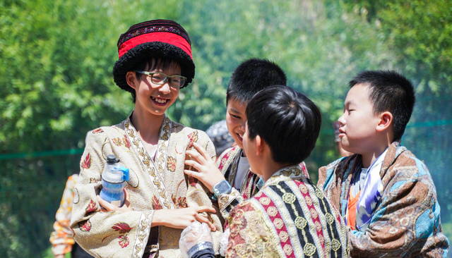 姚晨12岁儿子南疆徒步，牙齿参差不齐长相一般，个头很高大脚抢镜