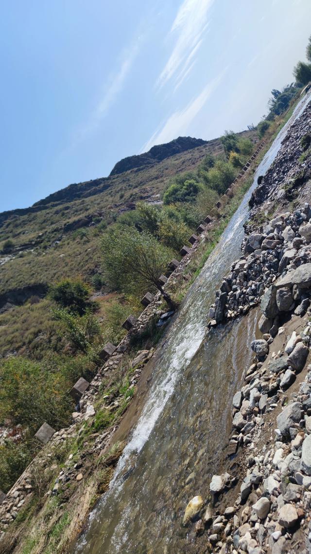 呼和浩特哈拉沁沟，一条小河从两山峡谷流出，步行只能走小路