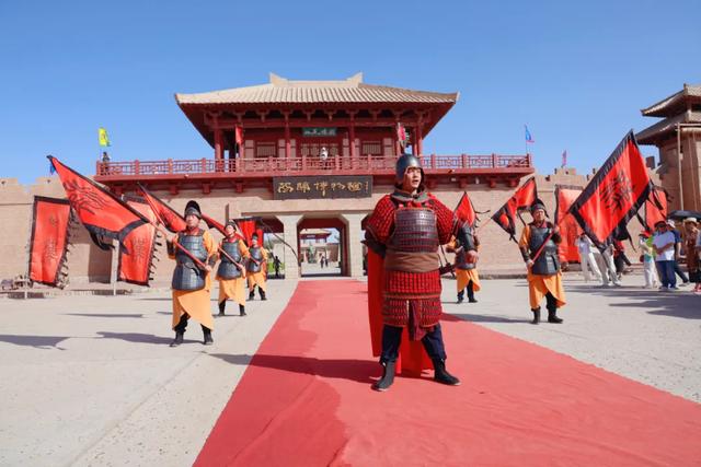 千人旅行团畅游敦煌阳关，开启秋季旅游热!