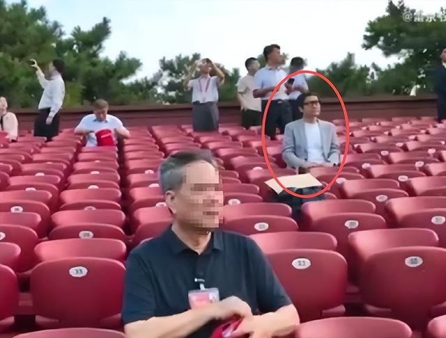 7位商界大佬现场观看阅兵，雷军周鸿祎3点出发，董宇辉位置不简单