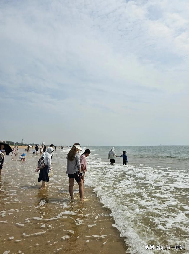浪花一朵朵，白云一阵阵，阳光，沙滩，海浪，海风，海水……