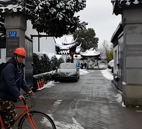 活久见！四川35岁小伙住山洞，不工作不结婚不生娃，月销才300块