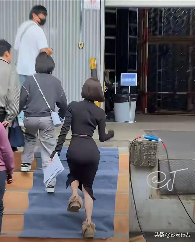 秦岚变化太大了，胸很大，腰很细	，臀部也很大，身材很像芭比娃娃