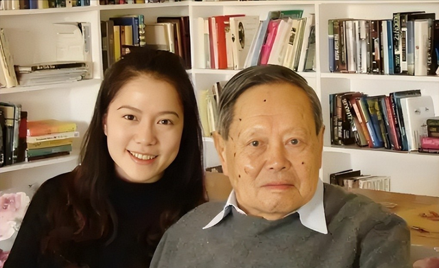 杨振宁去世才2天，令人恶心的一幕出现了，杨振宁助理曾辟谣